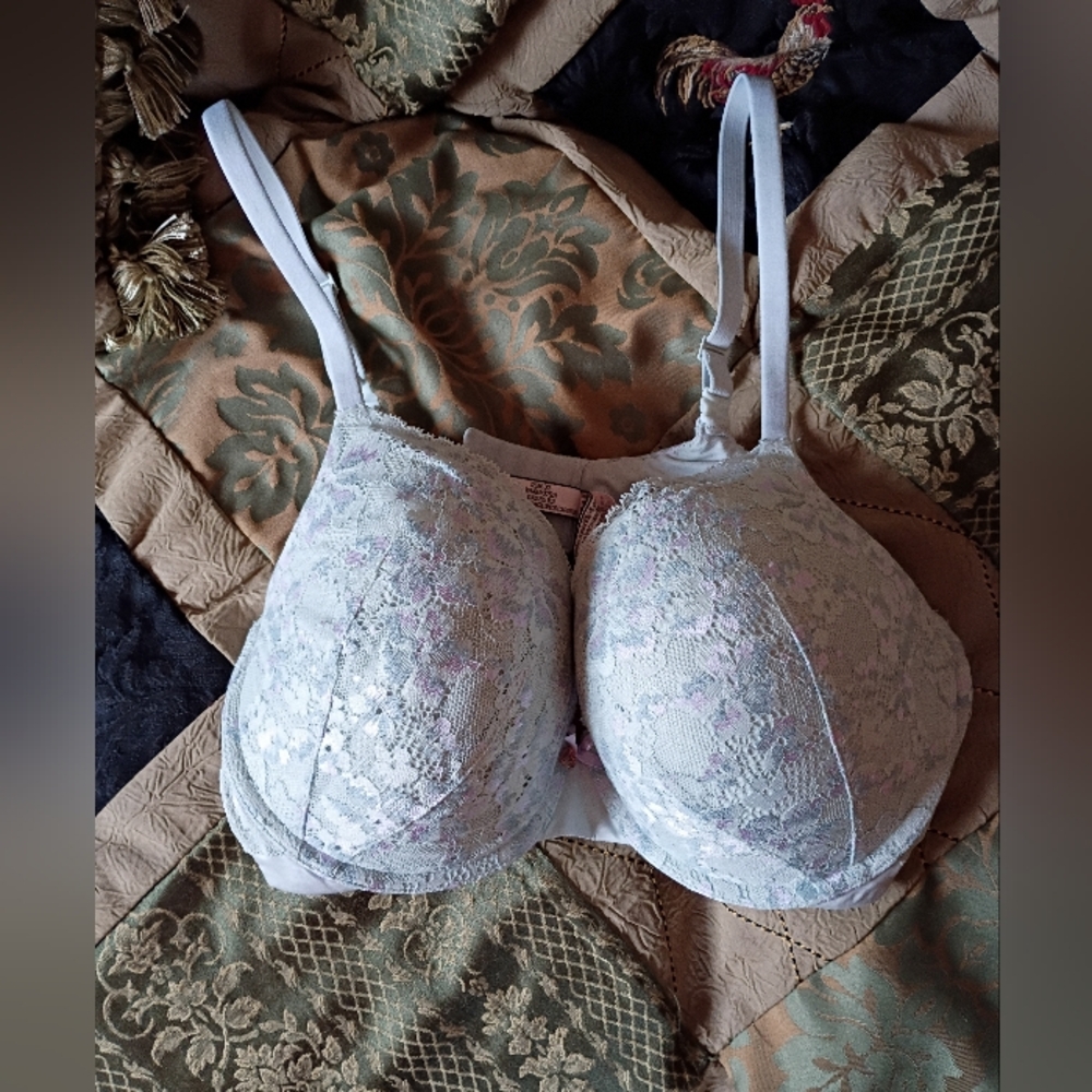Victoria's Secret Lace Bra in Light Green and White